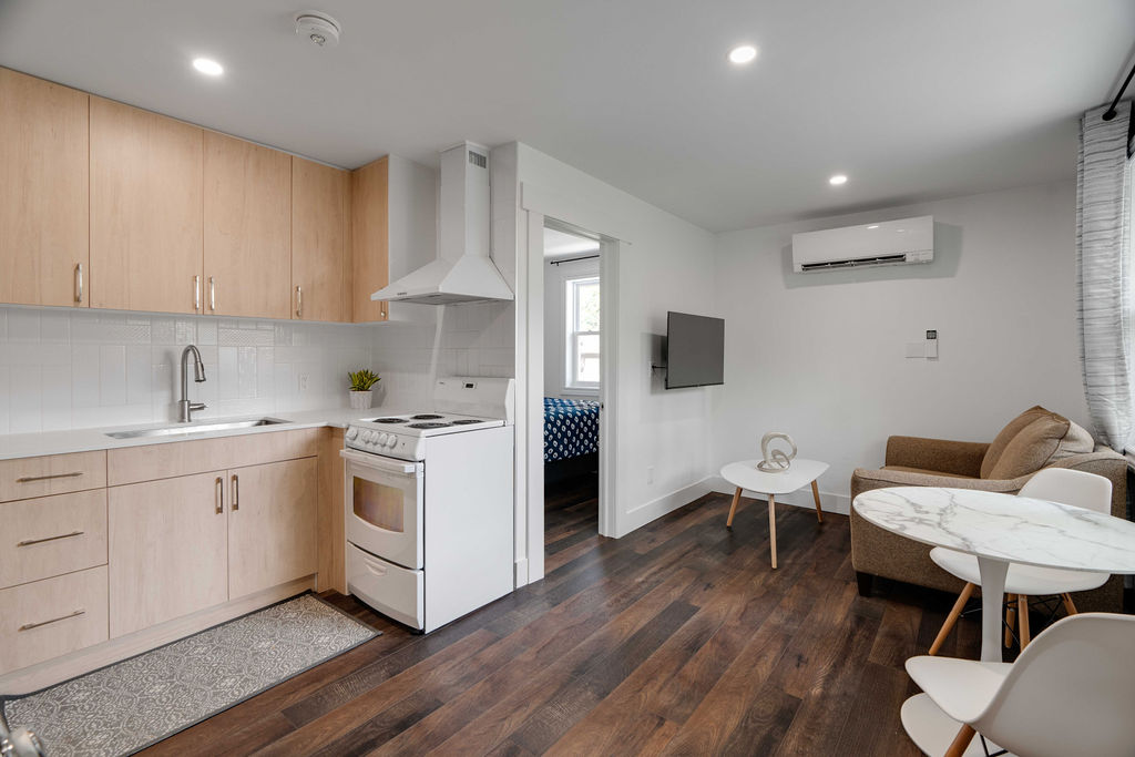 Old South: 1-Bedrooms Century Apartment Unit 9 - Image 7