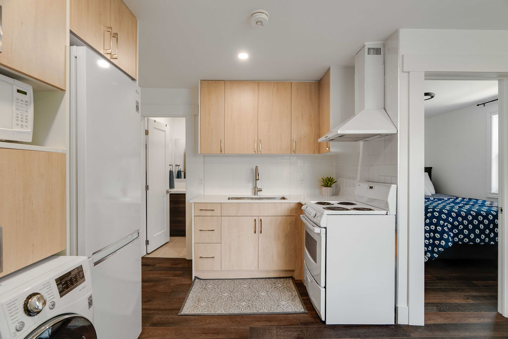 Old South: 1-Bedrooms Century Apartment Unit 9 - Image 4