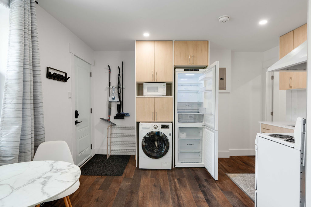 Old South: 1-Bedrooms Century Apartment Unit 9 - Image 6