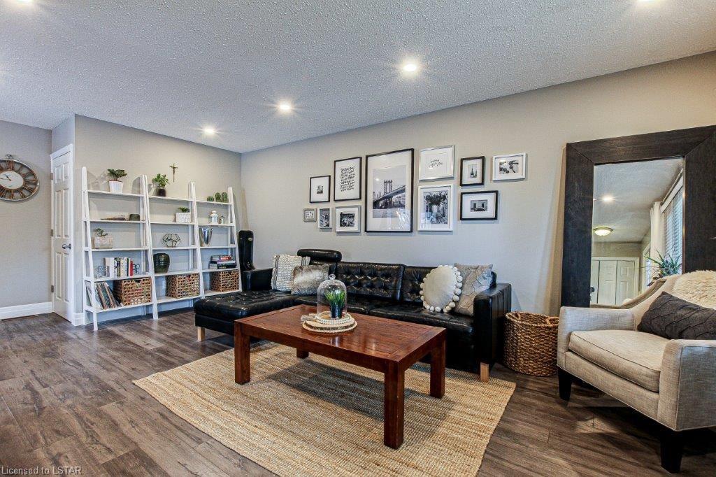 White Oaks; 3 Bed + Den, 2 Bath Home - Image 3