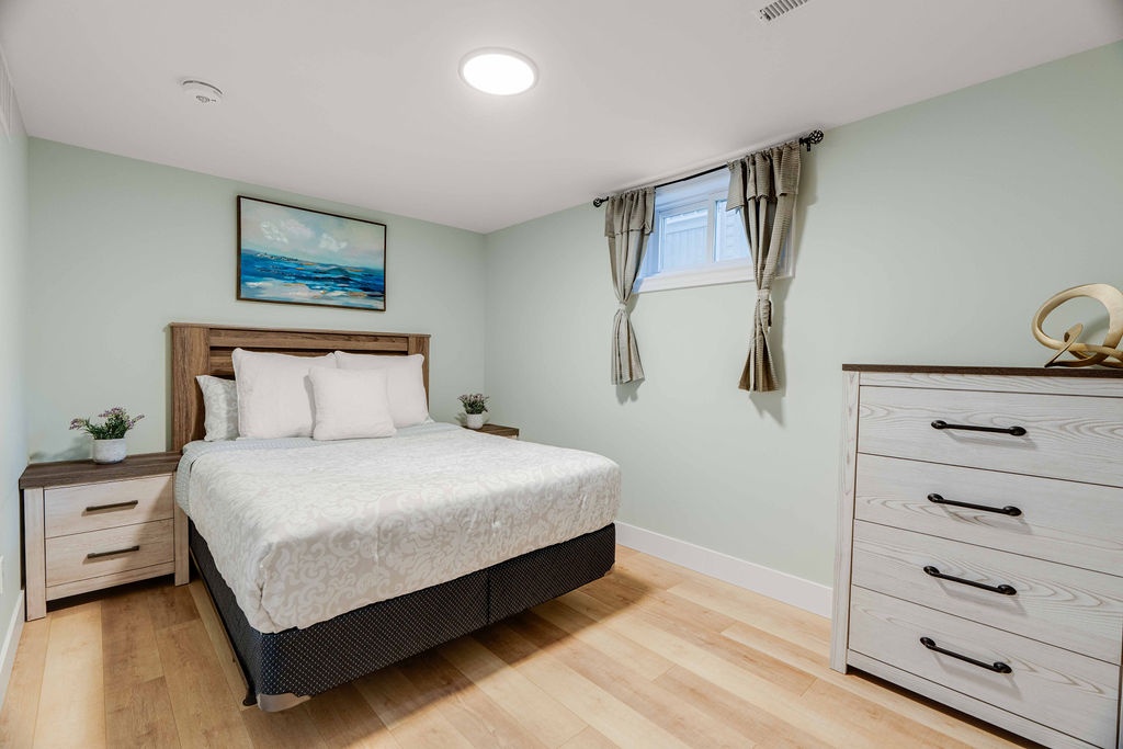 Lambeth Estates: 2 Bedroom Lower Apartment - Image 10