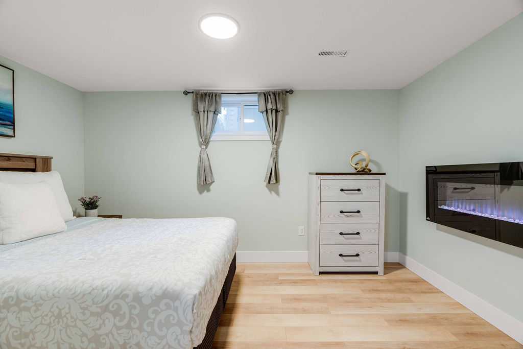 Lambeth Estates: 2 Bedroom Lower Apartment - Image 11