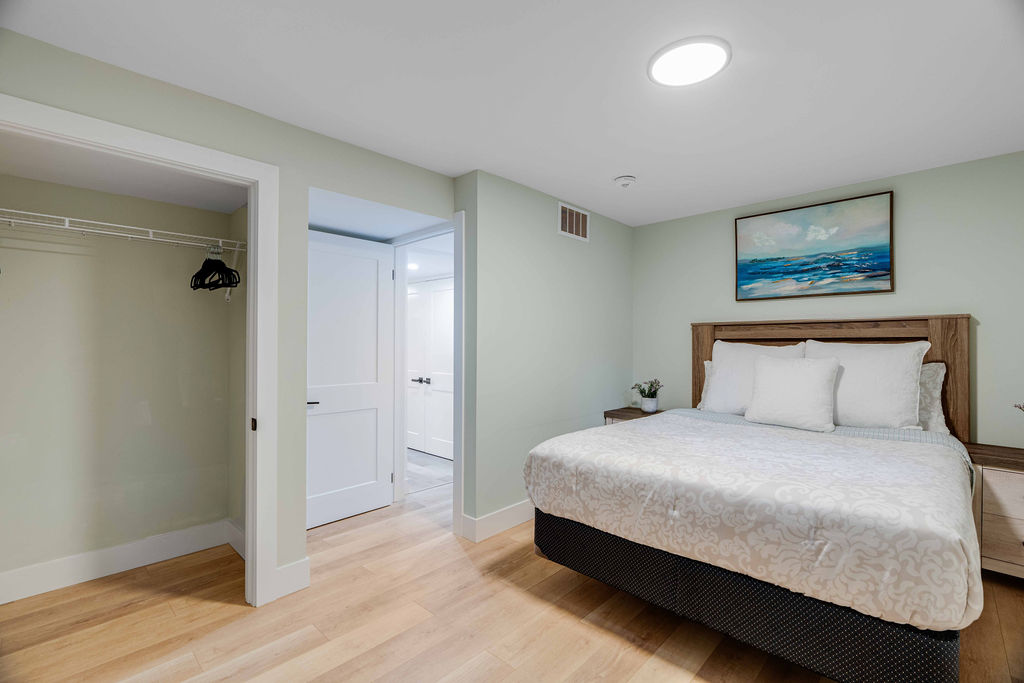 Lambeth Estates: 2 Bedroom Lower Apartment - Image 12