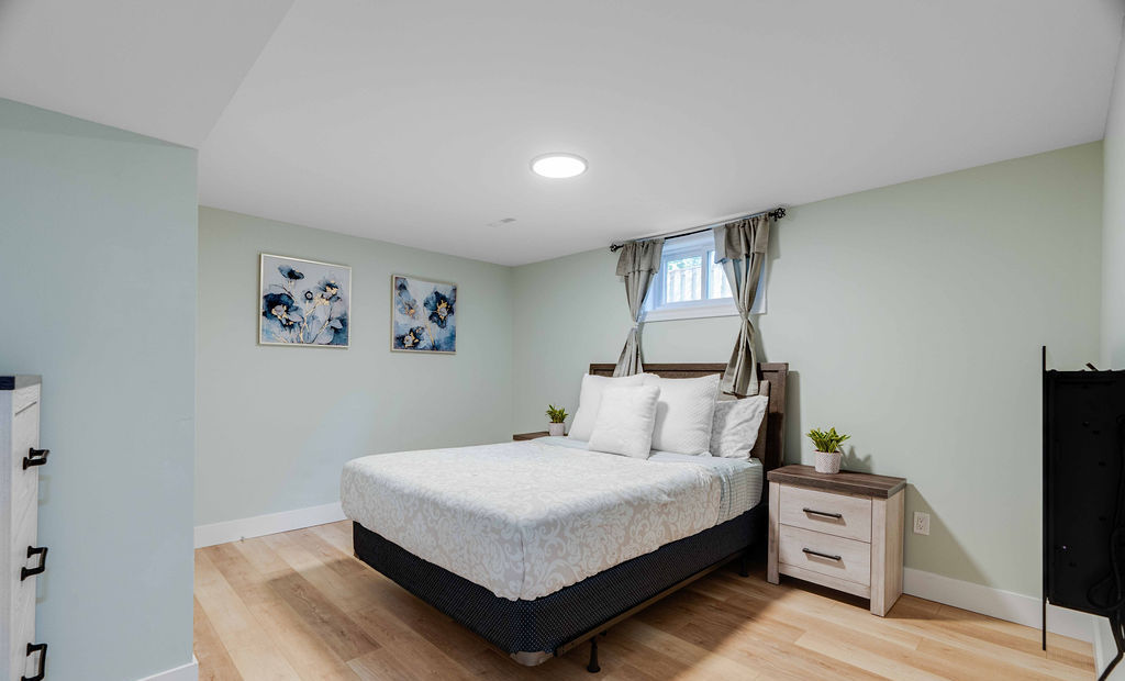 Lambeth Estates: 2 Bedroom Lower Apartment - Image 13