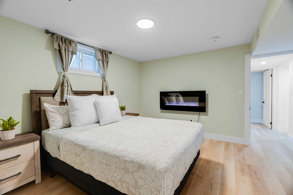 Lambeth Estates: 2 Bedroom Lower Apartment - Image 15