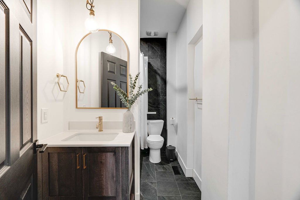 Old South: 2 Bedroom Century Apartment Unit 1 - Image 12