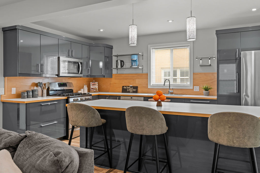 Byron-Springbank: 2 Bedroom Apartment Main Unit A - Image 2